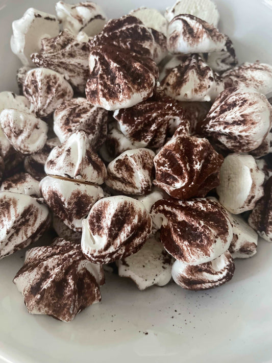 Meringues à la poudre de chocolat noir